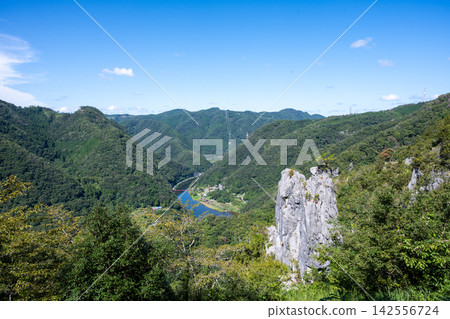 日本岡山縣高橋市成羽町的夫妻岩（Meotoiwa）景色優美。 142556724