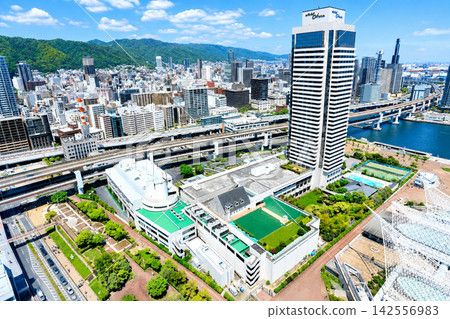 神戶港塔及其周邊景色(攝於五月,正值綠意盎然的季節)。 神戶港塔及其周邊景色(攝於五月,正值綠意盎然的季節)。 142556983
