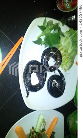 柬埔寨一家酒吧供應的油炸蛇肉。 柬埔寨一家酒吧供應的油炸蛇肉。 142557466