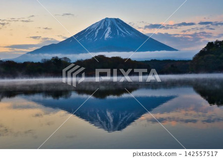 黎明時的精進湖/白雪皚皚的富士山與平靜的湖面 黎明時的精進湖/白雪皚皚的富士山與平靜的湖面 142557517