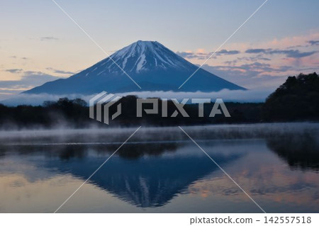 Lake Shoji at dawn / Snow-capped Mount Fuji and the calm surface of the lake Lake Shoji at dawn / Snow-capped Mount Fuji and the calm surface of the lake 142557518