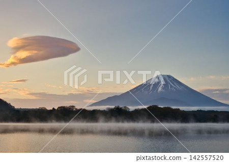 Lake Shoji at dawn / Snow-capped Mount Fuji and lenticular clouds Lake Shoji at dawn / Snow-capped Mount Fuji and lenticular clouds 142557520