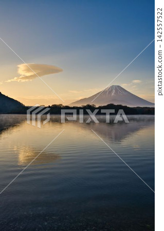 黎明時的精進湖 / 白雪皚皚的富士山和莢狀雲 142557522