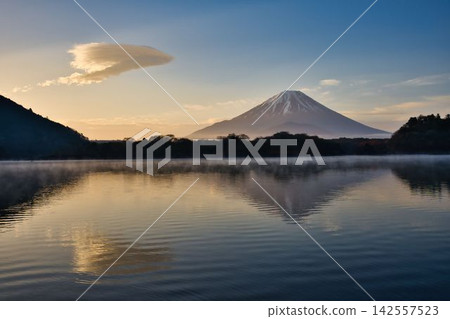 Lake Shoji at dawn / Snow-capped Mount Fuji and lenticular clouds Lake Shoji at dawn / Snow-capped Mount Fuji and lenticular clouds 142557523