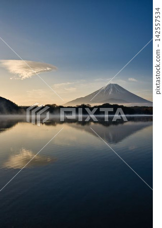 Lake Shoji at dawn / Snow-capped Mount Fuji and lenticular clouds Lake Shoji at dawn / Snow-capped Mount Fuji and lenticular clouds 142557534