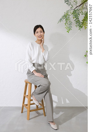 一位中年婦女手撫臉頰－美麗形象 142557667