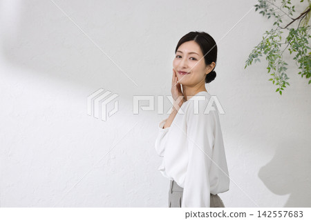 一位中年婦女手撫臉頰－美麗形象 142557683