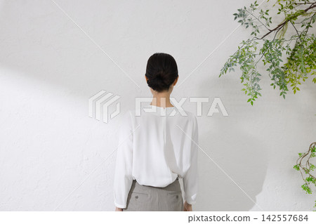 一位中年女性,頭髮盤成髮髻,從背後拍攝——美圖 一位中年女性,頭髮盤成髮髻,從背後拍攝——美圖 142557684