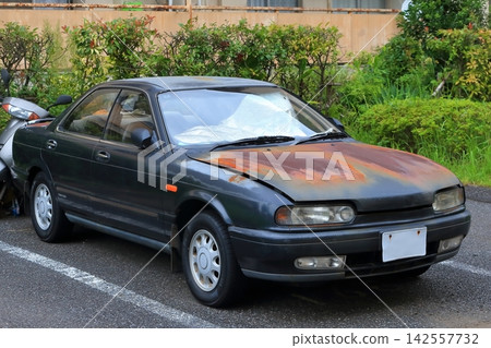 Rusty car (image) 142557732