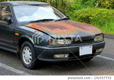 Rusty car (image) 142557733