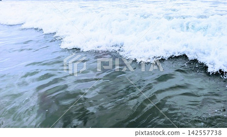 碧綠清澈的海面和潔白的波浪構成了一幅令人心曠神怡的背景。 碧綠清澈的海面和潔白的波浪構成了一幅令人心曠神怡的背景。 142557738