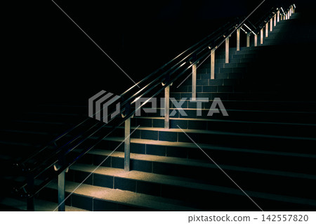 夜晚,室外樓梯和欄桿上的幾何圖案在燈光的襯托下顯得格外醒目。 夜晚,室外樓梯和欄桿上的幾何圖案在燈光的襯托下顯得格外醒目。 142557820