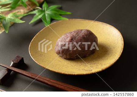 一份豪華單人份萩餅(年糕)。 一份豪華單人份萩餅(年糕)。 142557860