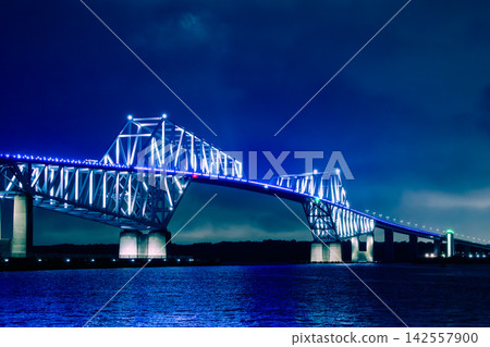 東京門大橋和夜幕下的東京灣，夜晚燈光璀璨，呈現藍色的光芒。 142557900