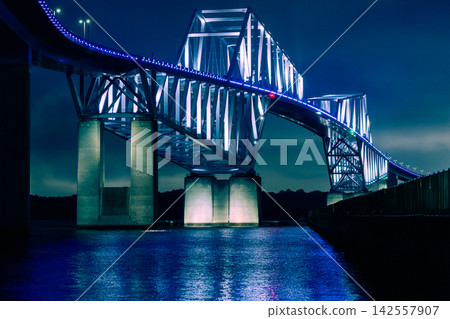 東京門大橋和夜幕下的東京灣，夜晚燈光璀璨，呈現藍色的光芒。 142557907