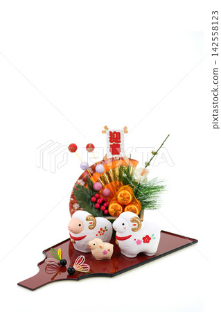 New Year's greeting card material: Year of the Sheep - Cute white sheep mother and baby battledore decoration New Year's greeting card material: Year of the Sheep - Cute white sheep mother and baby battledore decoration 142558123