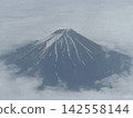 從飛機舷窗望出去，富士山和雲海盡收眼底：令人嘆為觀止的空中景色。 142558144