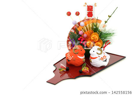 新年卡片素材:羊年 - 可愛的紅白綿羊圖案裝飾 新年卡片素材:羊年 - 可愛的紅白綿羊圖案裝飾 142558156