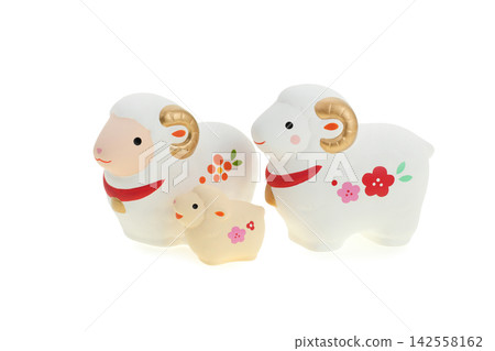 新年卡片素材：羊年－一隻可愛的小羊羔依偎在羊媽媽身邊。 142558162