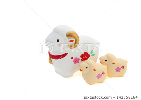 新年卡片素材:羊年-兩隻可愛的小羊羔依偎在羊媽媽身邊。 新年卡片素材:羊年-兩隻可愛的小羊羔依偎在羊媽媽身邊。 142558164