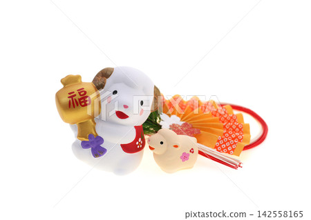 羊年新年卡片設計:一隻可愛的母羊和小羊拿著一個魔法木槌。 羊年新年卡片設計:一隻可愛的母羊和小羊拿著一個魔法木槌。 142558165