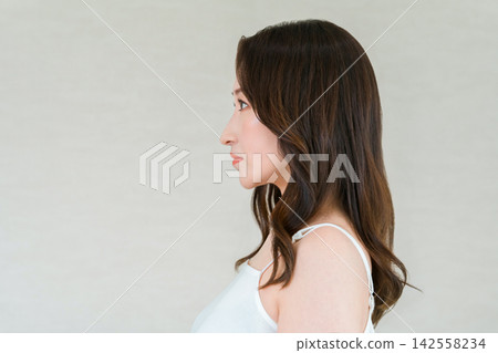 一位四十多歲女性的側面照，她美麗的鼻子和輪廓分明的五官令人印象深刻。 142558234