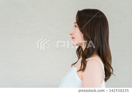 一位四十多歲女性的側面照，她美麗的鼻子和輪廓分明的五官令人印象深刻。 142558235
