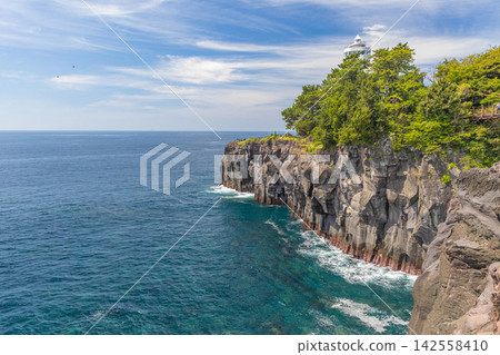 從城崎海岸眺望大海、天空和燈塔 從城崎海岸眺望大海、天空和燈塔 142558410