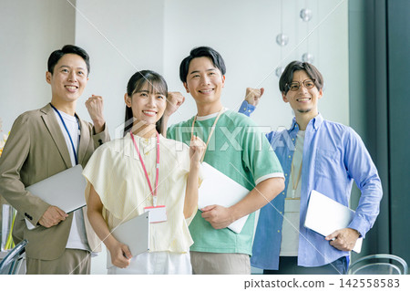 在辦公室工作的工程師 142558583