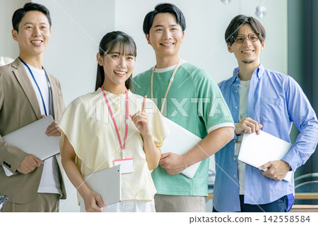 在辦公室工作的工程師 142558584