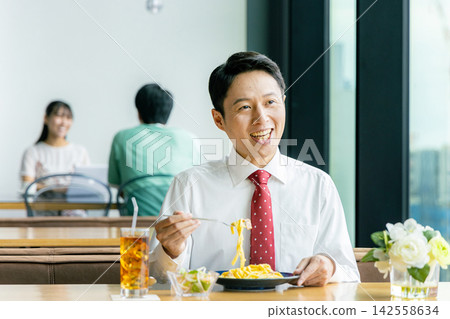 一個吃午飯的男人 142558634