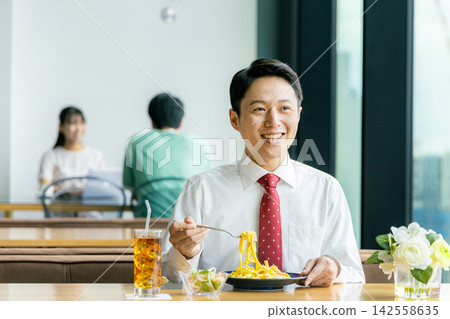 一個吃午飯的男人 142558635