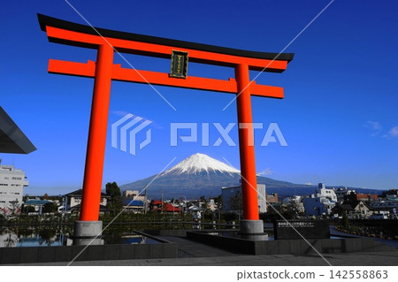 12月,靜岡縣富士宮市56號,富士山世界遺產中心,一座紅色的鳥居和白雪皚皚的富士山。 12月,靜岡縣富士宮市56號,富士山世界遺產中心,一座紅色的鳥居和白雪皚皚的富士山。 142558863