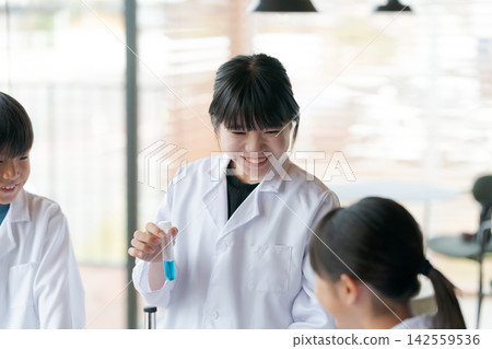 Elementary and junior high school students conducting science experiments Elementary and junior high school students conducting science experiments 142559536