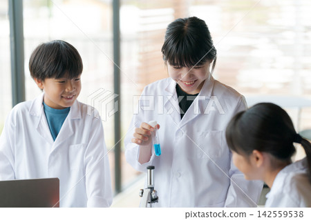 Elementary and junior high school students conducting science experiments Elementary and junior high school students conducting science experiments 142559538