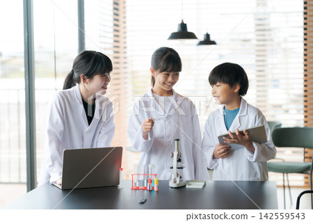 小學和國中學生進行科學實驗 小學和國中學生進行科學實驗 142559543