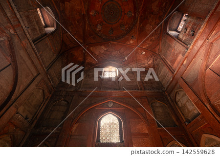 光線照射進寺廟建築群的內部。 光線照射進寺廟建築群的內部。 142559628