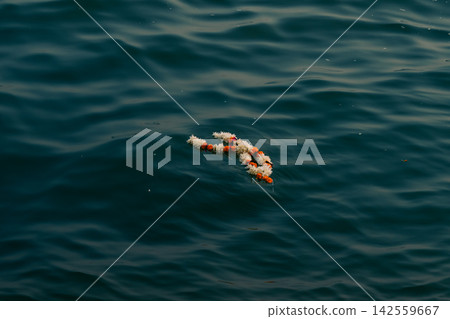 恒河上漂浮著花環 恒河上漂浮著花環 142559667