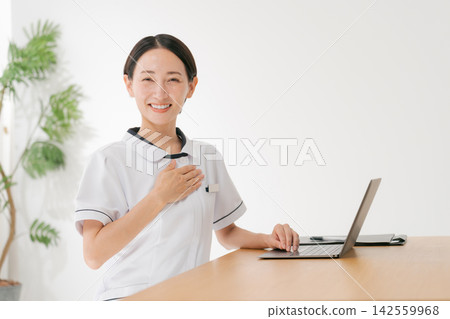 美容院的女職工 美容院的女職工 142559968