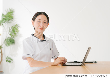 美容院的女職工 142559974