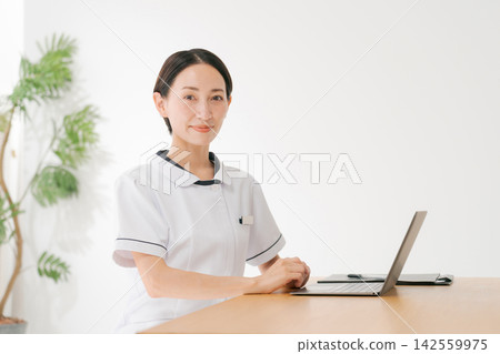 美容院的女職工 美容院的女職工 142559975