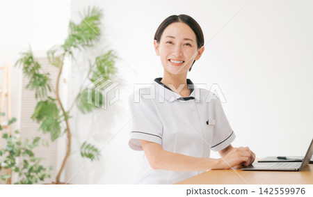 美容院的女職工 美容院的女職工 142559976