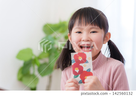 孩子們在新年假期收到壓歲錢時都很高興。 孩子們在新年假期收到壓歲錢時都很高興。 142560132