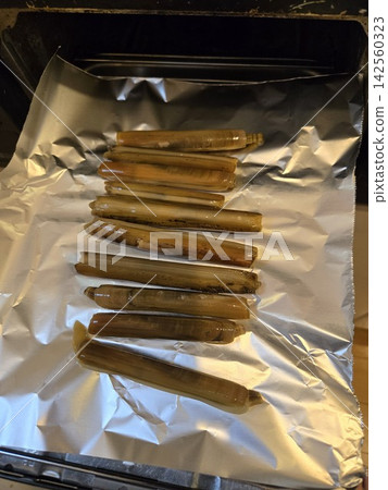 一張燒烤和烹飪採集來的竹蟶的照片。 一張燒烤和烹飪採集來的竹蟶的照片。 142560323