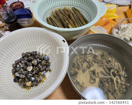 A photo showing the sorting and preparation of boiled scorpionfish and razor clams. A photo showing the sorting and preparation of boiled scorpionfish and razor clams. 142560451