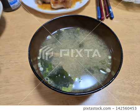 用海鰺和蟶子熬煮的自製味噌湯 用海鰺和蟶子熬煮的自製味噌湯 142560453
