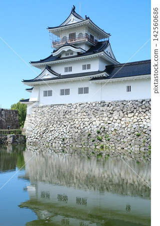 中國古代建築和一座白色橋樑。傳統的弧形屋頂和石頭結構。 中國古代建築和一座白色橋樑。傳統的弧形屋頂和石頭結構。 142560686