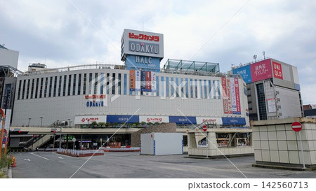 小田急百貨公司週邊地區以及新宿西口車站廣場。 小田急百貨公司週邊地區以及新宿西口車站廣場。 142560713