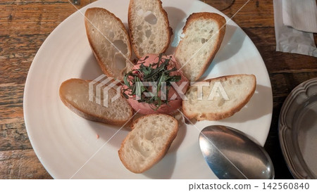 肝醬開胃菜配法國麵包 肝醬開胃菜配法國麵包 142560840