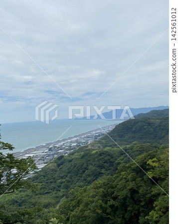 日本美麗海岸線和鬱鬱蔥蔥的山脈景色令人嘆為觀止 日本美麗海岸線和鬱鬱蔥蔥的山脈景色令人嘆為觀止 142561012